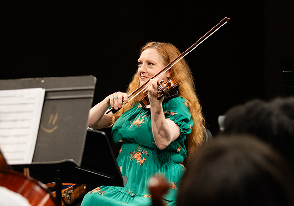 Renowned international concert violinist Rachel Barton Pine conducts an orchestra master class.